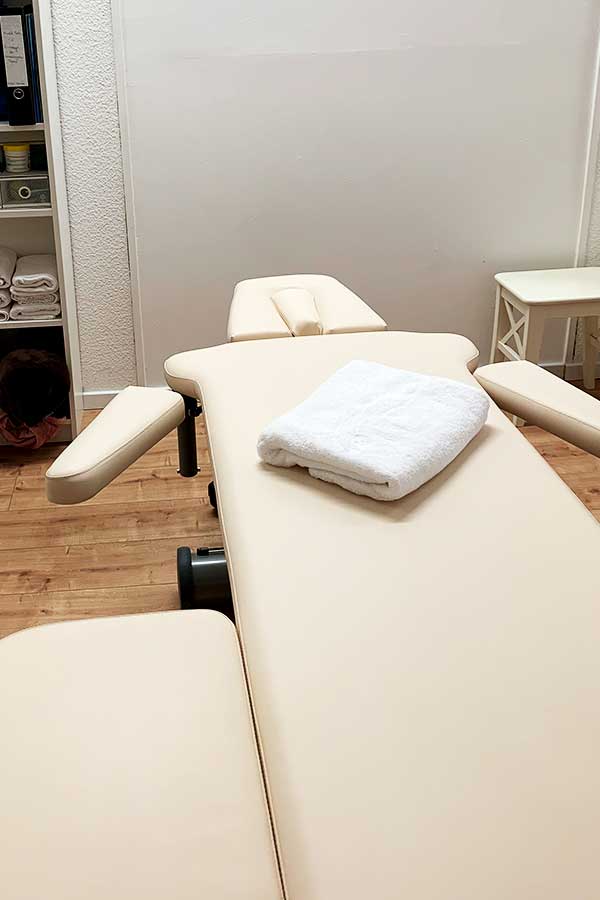 Behandlungsliege im ruhigen Therapieraum