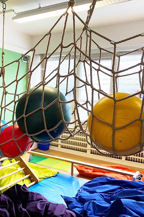 Schaukelnetz mit Therapiebällen im Sensorikraum